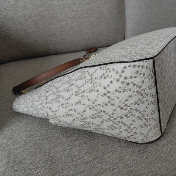 Michael Kors Jet Set Travel Tote Bag - Picture 5 of 11